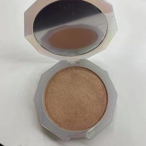 Lunar Beauty Highlighter (Manny Mua)